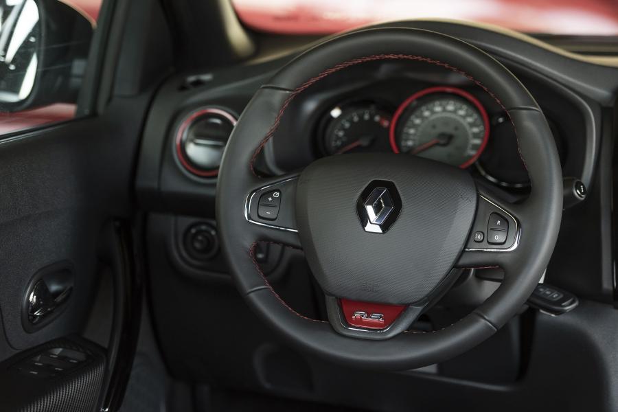 Панель приборов Renault Sandero R.S. 2019 года  (фото 33 из 49)